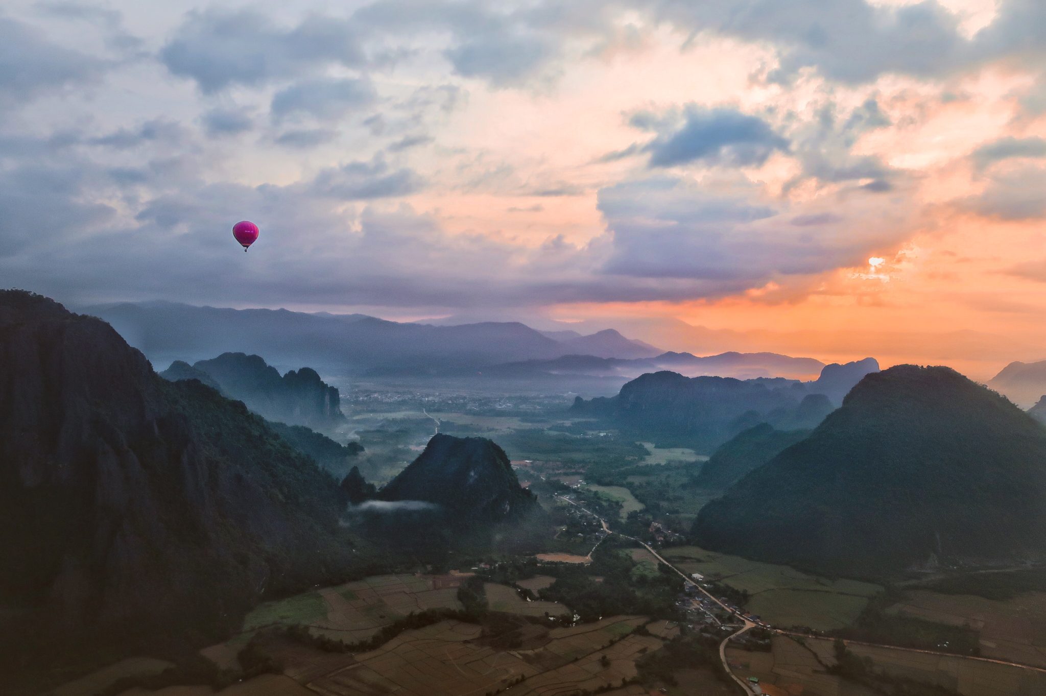 Monnik Hijsen dier the best Hot Air Ballooning experience Vang Vieng, Laos - Abbie Jade Wanders